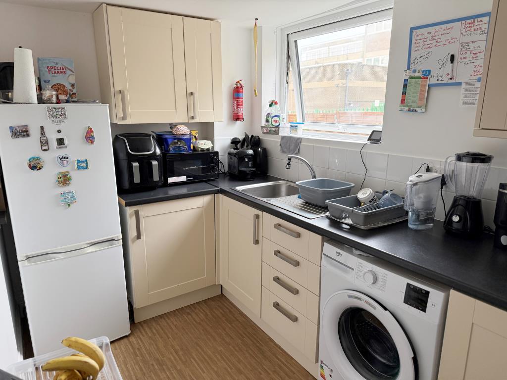 Lot: 161 - DETACHED BUNGALOW IN TOWN CENTRE - Kitchen with fitted units and window